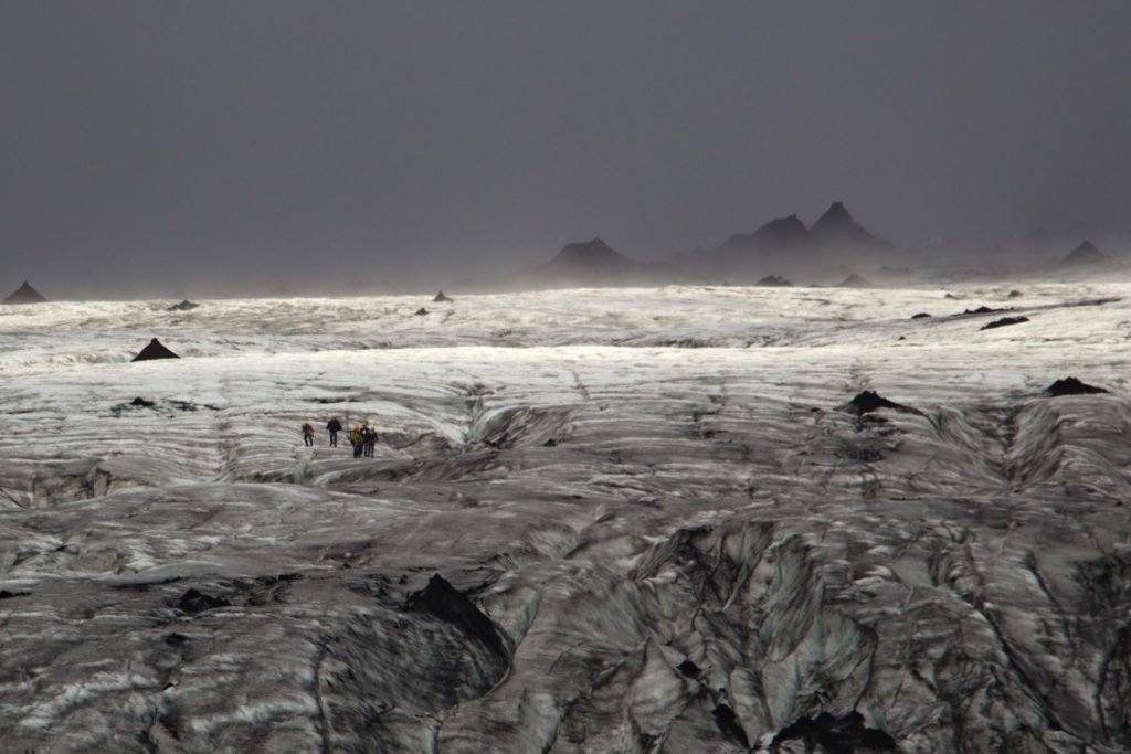 Randonneurs sur le glacier Solheimajokull sur la côte sud