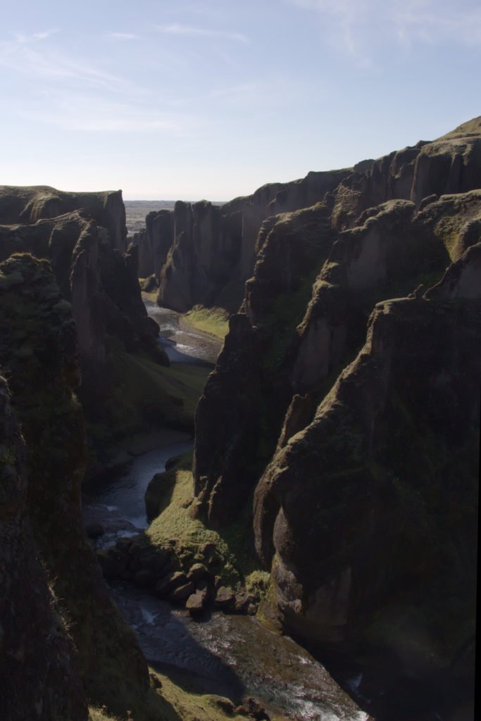 Canyon Fjaðrárgljúfur sous le Soleil