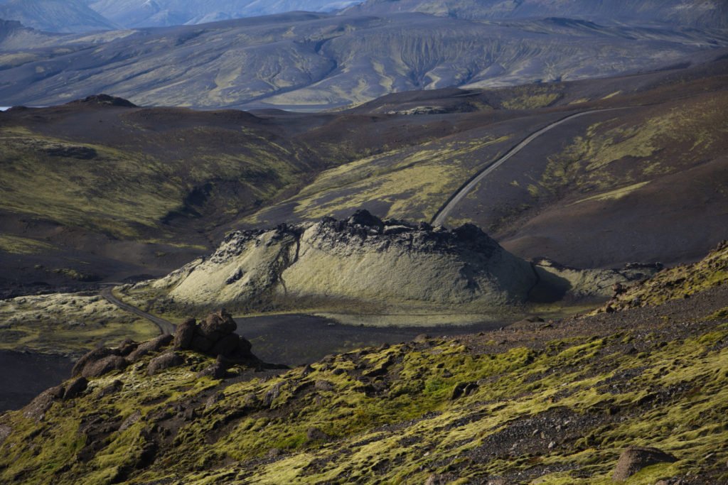 Route menant au mont Laki contournant un cratère