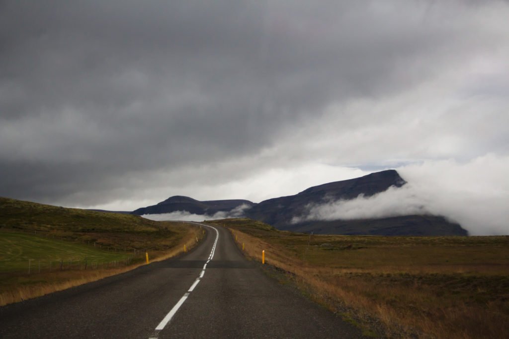 Route en bordure des fjords à l'Est de l'Islande