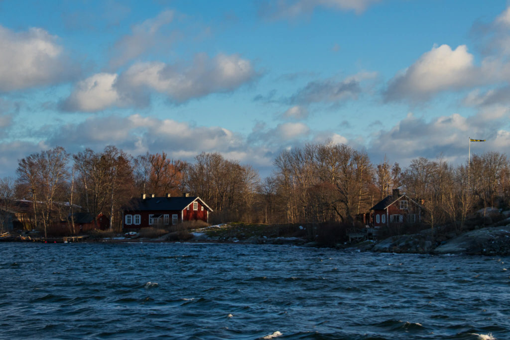 Des petites maisons rouges sur des îles de l'archipel de Stockholm