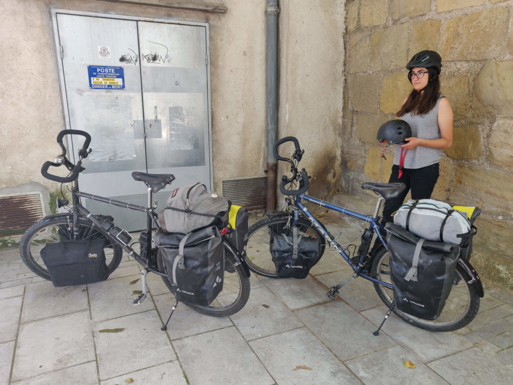 Les vélos remontés devant la gare de Bayonne, cap sur la Vélodyssée
