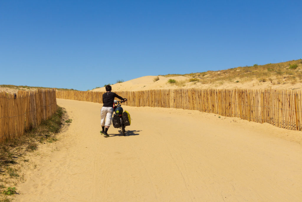 Cyclovoyageur sur la dune dans les Landes