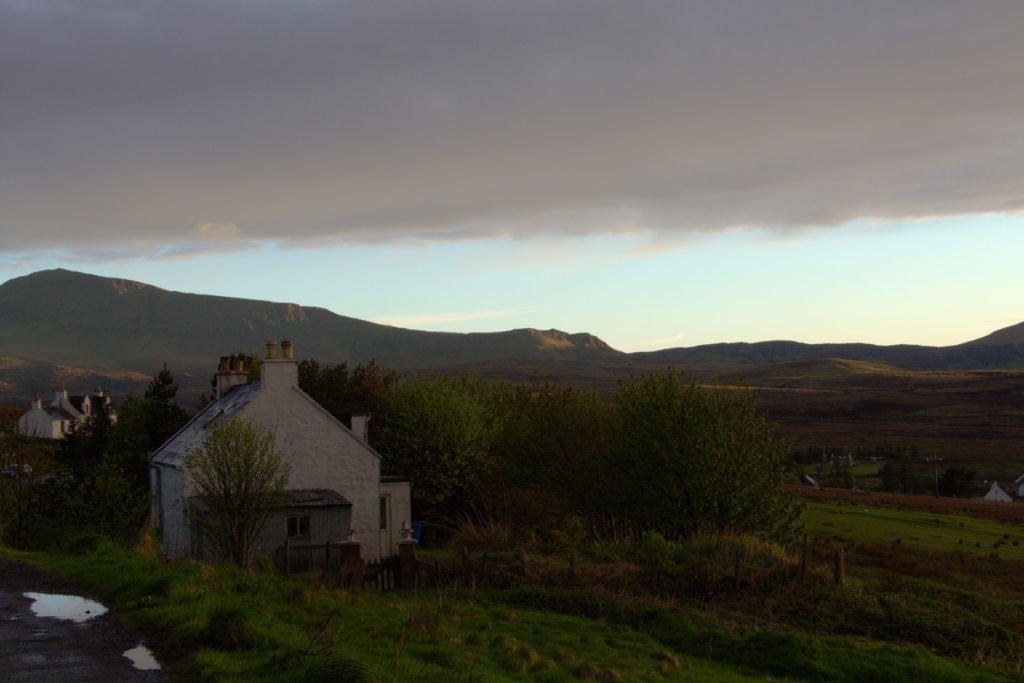 Petites maisons typiques écossaises aux alentours du camping de Staffin sur l'île de Skye