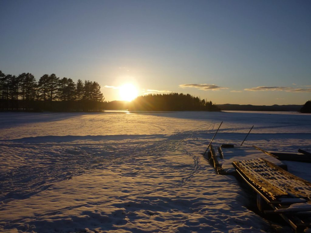 Un coucher de Soleil hivernal sur un lac gelé