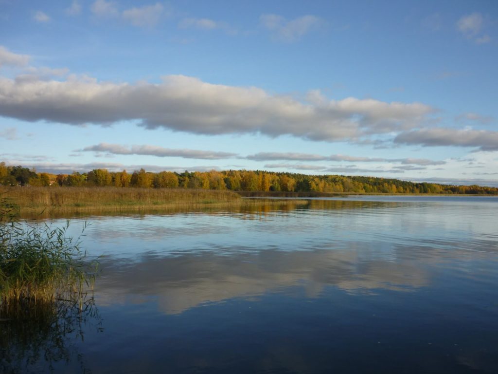 Le bleu du lac et du ciel illuminé par les couleurs flamboyantes de l'automne