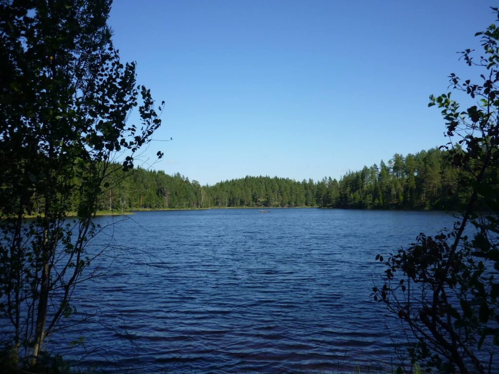 Bivouac au bord d'un lac dans la réserve de Glaskogen