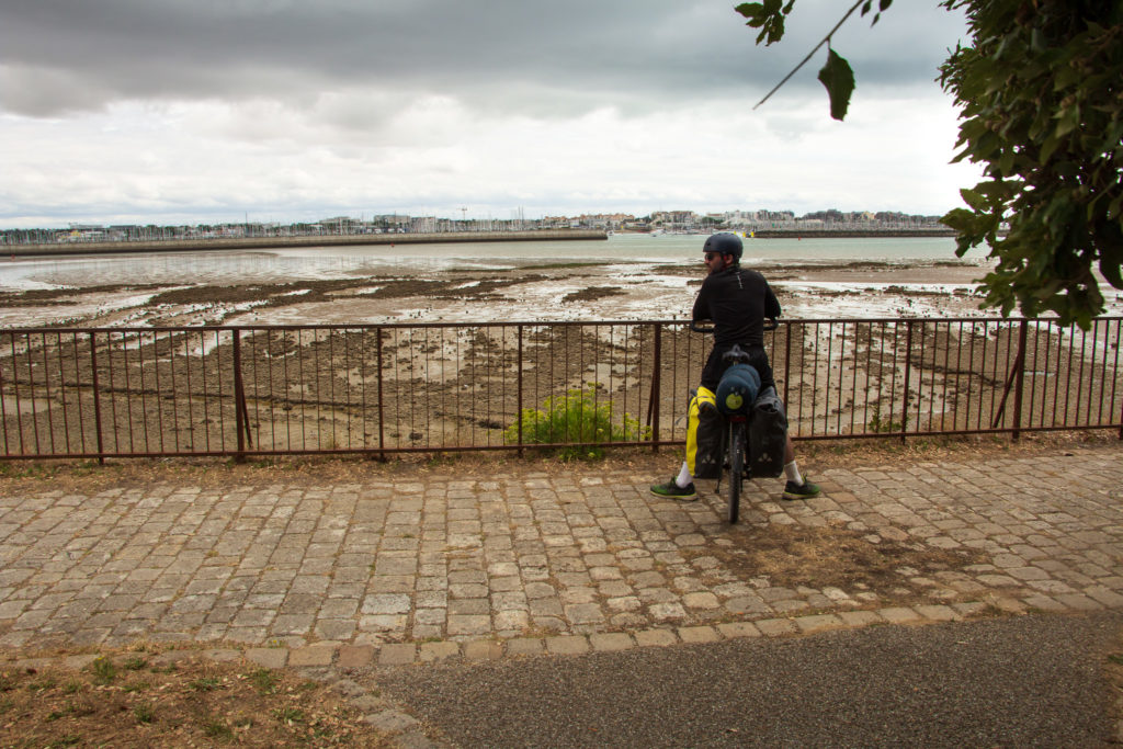 Cyclovoyageur face à la baie de la Rochelle à marée basse