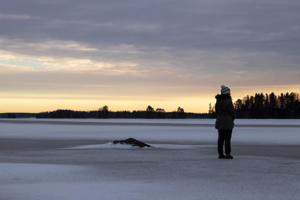 Un immense lac gelé en hiver en Suède