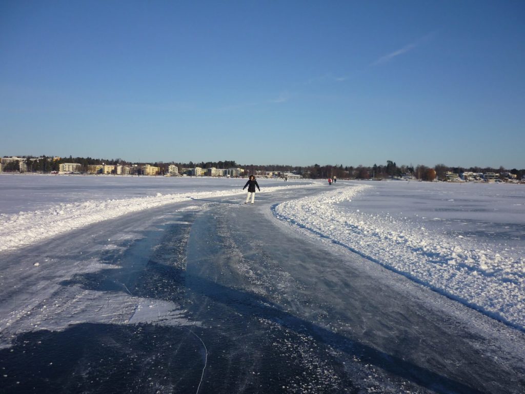 Faire du patin à glace sur un lac gelé en Suède