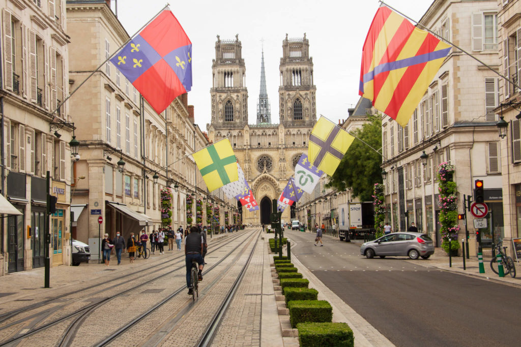 La rue Jeanne d'Arc et la cathédrale d'Orléans