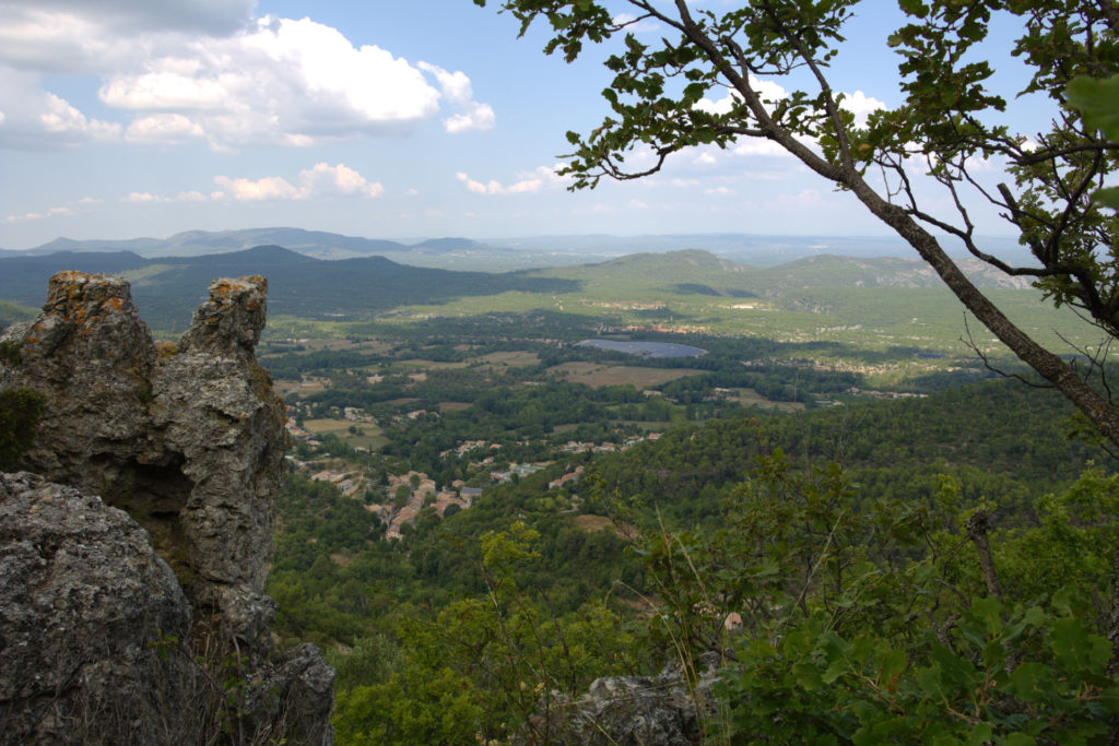 Charmant paysage de Provence verte depuis les hauteurs de Mazaugues