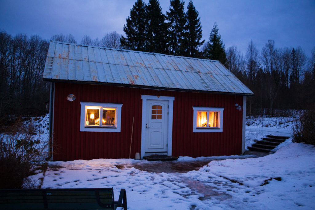Une stuga éclairée en hiver : le hygge comme habitude du mode de vie scandinave