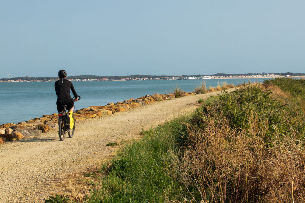 Cycliste le long de la côte Atlantique à vélo sur Noirmoutier