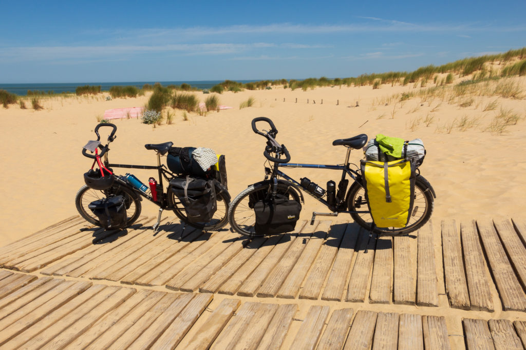 Vélos de voyage sur la plage de la Pointe Espagnole sur l'île d'Oléron